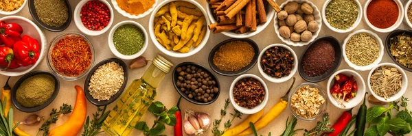 Bej bir zemin üzerine yayılmış çeşitli baharat ve otların toplanması, egzotik aromalar harmanlanarak lezzetli yemekler, afişler