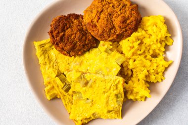 Rhubarb usulü kızarmış yumurta, fırında patates, karnabahar, kabak ve taze salatanın yanında etli börek. Besleyici ve lezzetli bir yemeğin tadını çıkar.