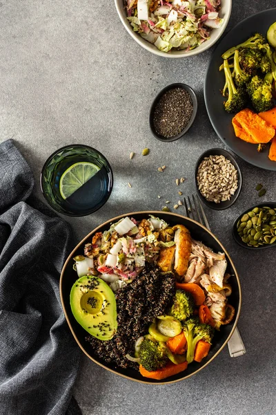 Siyah kinoa, kremalı avokado, kızarmış tavuk, tatlı patates, kabak, brokoli ve taze lahana salatası ile Chia ve susam tohumlu turp.