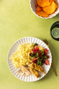 İçinde darı, fırında tavuk göğsü, yeşil ve greyfurtlu taze salata ve sağlıklı bir başlangıç için mükemmel kızarmış tatlı patates bulunan sağlıklı ve besleyici bir kahvaltı.