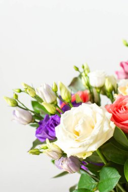 Güzel bir buket canlı gül, okaliptüs, ve beyaz, pembe ve mor renkte narin bir östoma, yıldönümü veya doğum günü kutlaması için mükemmel.