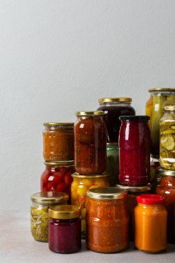 Konserve kavanozlar sebze ve meyve dolu olduğu için mutfakta yaygın bir etkinliktir. Bu uygulama kışın kullanılması için yiyeceklerin korunmasına yardımcı olur ve eski bir geleneğe sahiptir.