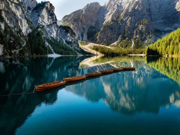 Huzurlu ve sakin bir göl. Etrafı çarpıcı dağ yansımaları ve canlı yeşilliklerle çevrili.