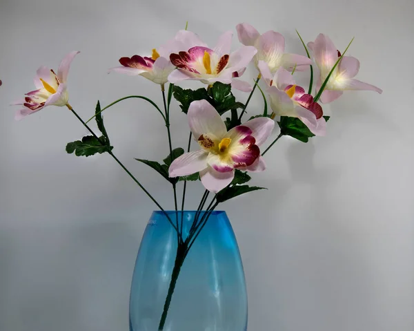 Künstliches Blumendisplay Einer Blauen Glasvase Isoliert Auf Weißem Hintergrund Nahaufnahme — Stockfoto