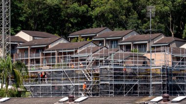 Bushland arkaplanı olan yeni inşaat sahasında inşaat devam ediyor. 56-58 Beane St. Gosford 'da yeni sosyal konut geliştirme birimi. 1 Mart 2021. Avusturalya.