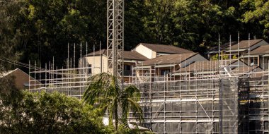 Bushland arkaplanı olan yeni inşaat sahasında inşaat devam ediyor. 56-58 Beane St. Gosford 'da yeni sosyal konut geliştirme birimi. 9 Mart 2021. Avusturalya.