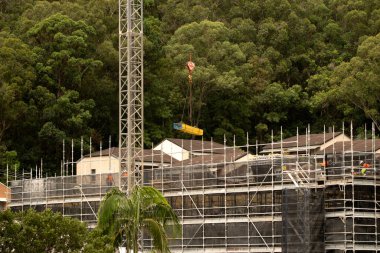 Bushland arkaplanı olan yeni inşaat sahasında inşaat devam ediyor. 56-58 Beane St. Gosford 'da yeni sosyal konut geliştirme birimi. 11 Mart 2021. Avusturalya.