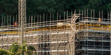 Avustralya 'daki 56-58 Beane St. Gosford' daki yeni sosyal konut bloğunda kat işleri yapan işçiler. 26 Mart 2021. İnşaat serisinin bir parçası.