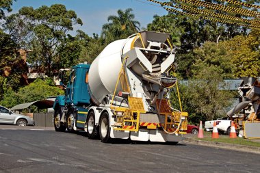 İnşaat devam ediyor. Çimento kamyonu, çalılık zemini olan yeni şantiyeye teslimat yapıyor. 56-58 Beane St. Gosford 'da yeni sosyal konut geliştirme birimi. 30 Mart 2021. Avusturalya.