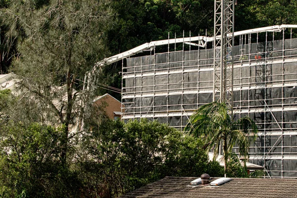 İnşaat devam ediyor. Çalı zemini olan yeni şantiyeye beton pompalıyor. 56-58 Beane St. Gosford 'da yeni sosyal konut geliştirme birimi. 30 Mart 2021. Avusturalya.