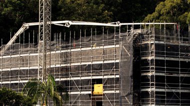 Beton Patlama Pompası, çalılık zemini olan yeni şantiyeye malzeme getiriyor. 56-58 Beane St. Gosford 'da yeni sosyal konut geliştirme birimi. 7 Nisan 2021. Dizinin bir parçası. Avusturalya.