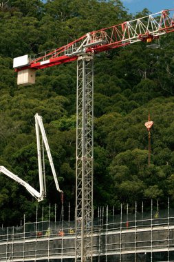 Beton Patlama Pompası, çalılık zemini olan yeni şantiyeye malzeme getiriyor. 56-58 Beane St. Gosford 'da yeni sosyal konut geliştirme birimi. 7 Nisan 2021. Dizinin bir parçası. Avusturalya.