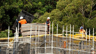 GOSFORD, NSW, AUSTRALYA - 9 Nisan 2021: 56-58 Beane 'deki Yeni Konut Birimleri inşaatı için beton döşeme düzenleme. Editoryal kullanım için serinin St. Part resmi