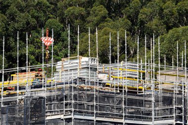 56-58 Beane St. Gosford, Avustralya 'daki yeni sosyal konutların PVC beton duvar formlarını yükleyen işçiler. 10 Nisan 2021. İnşaat serisinin bir parçası.