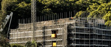 İnşaat devam ediyor. 56-58 Beane St. Gosford 'daki yeni ev birimlerinin beton döşeme çalışmaları başlatılıyor. 13 Nisan 2021. Avustralya. Ticari kullanım resmi.