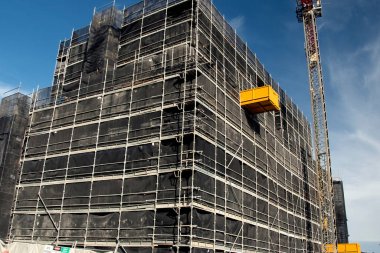 2 Mayıs 2021. Binanın doğu tarafındaki inşaat çalışmaları devam ediyor. Şimdi 56-58 Beane St. Gosford 'daki en üst katlarda çalışıyor. Avustralya. Ticari kullanım resmi.