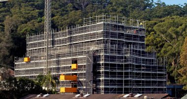 Sabah 9 - 28 Nisan 2021. İnşaat ilerlemesi fotoğrafları güncelliyor. 56-58 Beane St. Gosford 'daki yeni ev birimlerinin en üst katlarına beton döşeme işleri yerleştiriliyor. Avustralya. Ticari kullanım resmi.