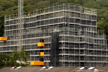 Öğlen 1 'de. 28 Nisan 2021. İnşaat ilerlemesi fotoğrafları güncelliyor. 56-58 Beane St. Gosford 'daki yeni ev birimlerinin en üst katlarına beton döşeme işleri yerleştiriliyor. Avustralya. Ticari kullanım resmi.