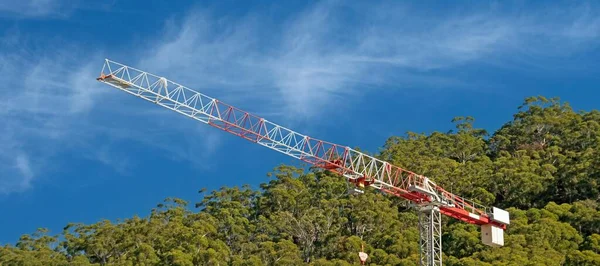 Maj 2021 Tower Kran Närbild Med Blå Himmel Och Vit — Stockfoto