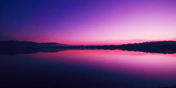 Sunrise fioletowy i różowy z odbicia wody — Zdjęcie stockowe