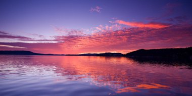 Pembe Pembe gündoğumu deniz manzarası.