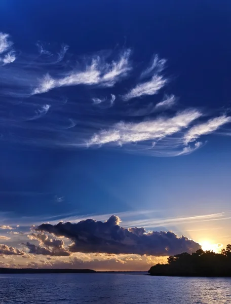 Синє небо Sunrise краєвид — стокове фото