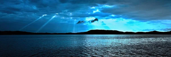 Mavi güneş doğuyor. Sunrise deniz manzarası.