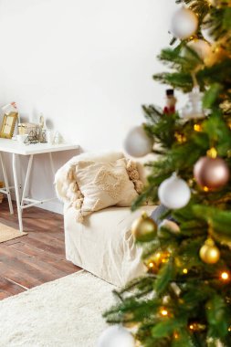 Noel 'de oturma odasındaki kanepede yumuşak yumuşak yastık. Tatil arifesinde rahat bir ışık alanı