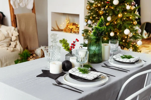 Tisch Zum Weihnachtsessen Wohnzimmer Nahsicht Kamin Und Weihnachtsbaum Hintergrund Stockfoto