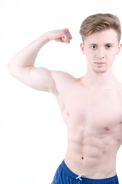 Biceps. O jovem no ginásio. . — Fotografia de Stock
