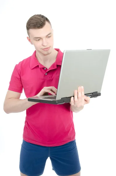 Frilans. Ung man arbetar på en dator. — Stockfoto