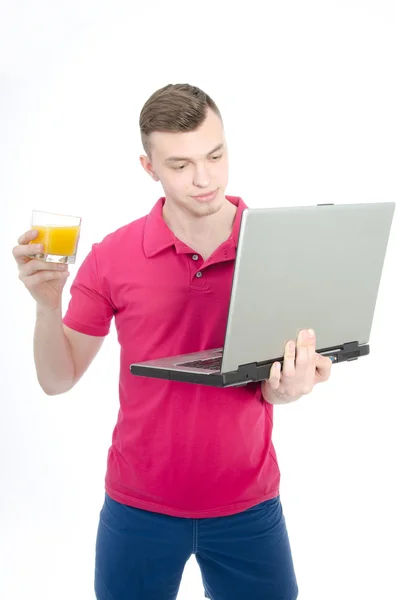 Freelance. Jonge man die werkt op een computer. — Stockfoto