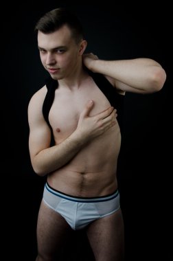 genç seksi bir adam.