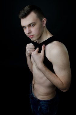 genç seksi bir adam.