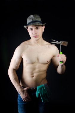 Çekici genç bahçıvan.