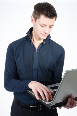 Adam laptop haber okuma.