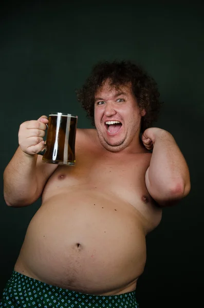 맥주의 유리를 가진 재미 있는 뚱뚱한 남자 — 스톡 사진