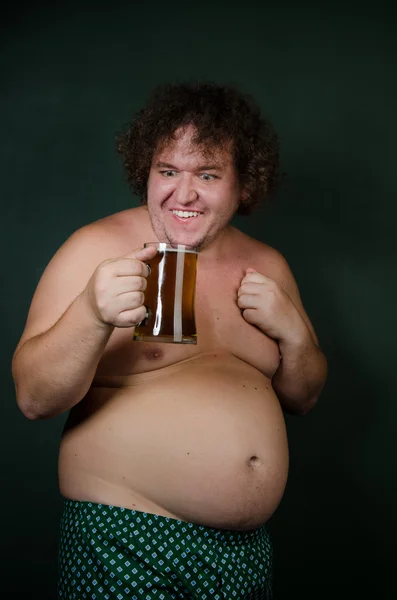 Grappige dikke man met glas bier — Stockfoto