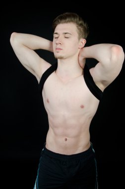 genç adamı soyuyor.