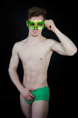 Genç seksi adam maskeli. 