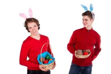 Tatiller ve hafta sonları. Tavşan kostümlü Paskalya için genç ve çekici bir çift. Beyaz arkaplan.