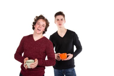 İki çekici genç adam sıcak kahve içiyor. Beyaz arkaplan.