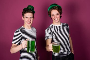 İki çekici genç adam. Aziz Patrick Günü..