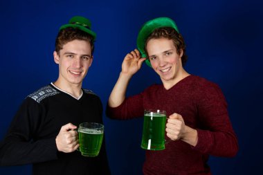 İki çekici genç adam. Aziz Patrick Günü..
