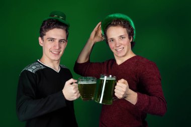 İki çekici genç adam. Aziz Patrick Günü..