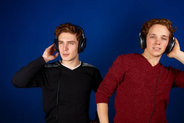 İki çekici genç adam. Arkadaşlık ve ilişkiler.