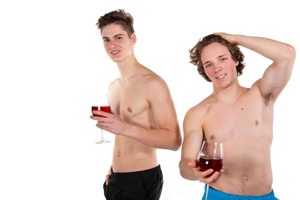 Wakacje Weekendy Młoda Atrakcyjna Para Pijąca Czerwone Wino Białe Tło — Zdjęcie stockowe