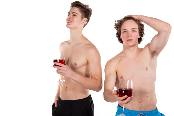 休日や週末 赤ワインを飲む若い魅力的なカップル — ストック写真
