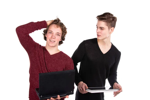 Studera Och Arbeta Två Unga Attraktiva Studenter Med Bärbara Datorer — Stockfoto