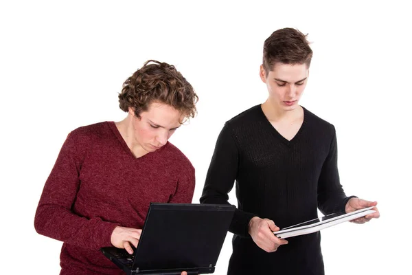 Uczyć Się Pracować Dwóch Młodych Atrakcyjnych Studentów Laptopami Białe Tło — Zdjęcie stockowe